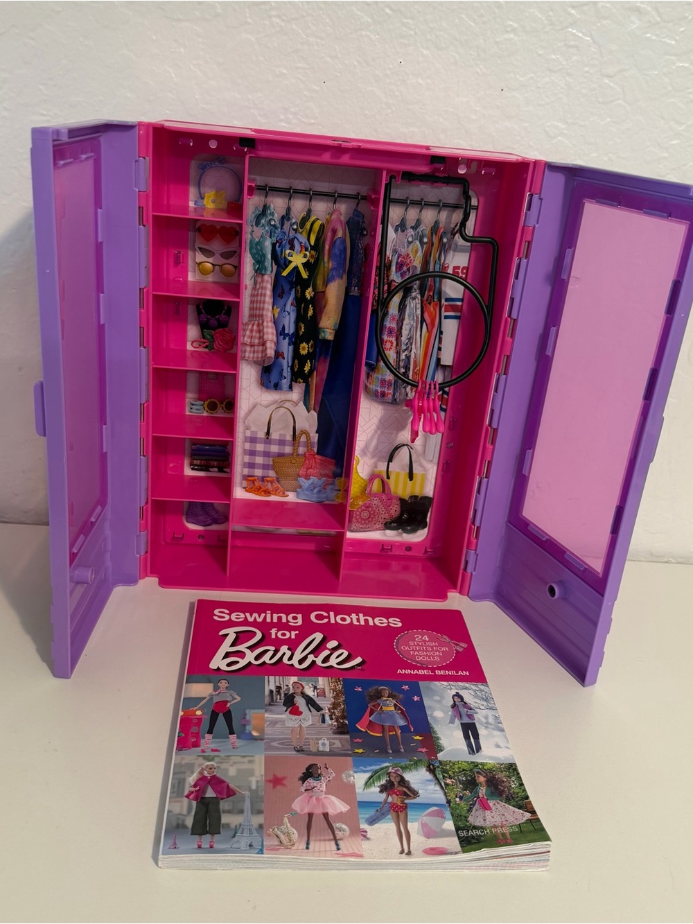 Mattel Barbie Ultimate Closet Portable Wardrobe Playset with Hangers+craft book
